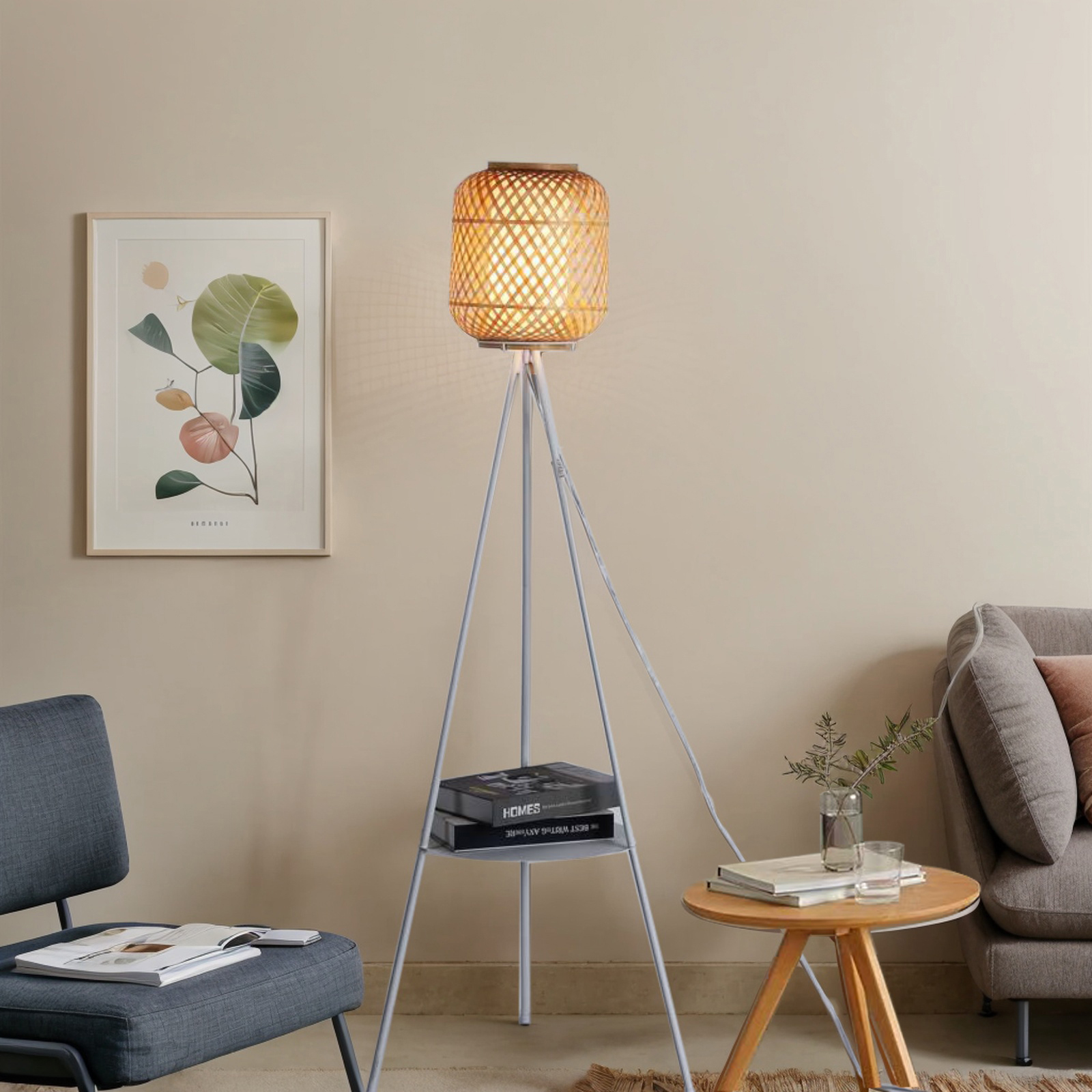 Una lámpara de bambú tejido sobre un trípode gris, con libros debajo. Un cuadro y una silla al fondo.