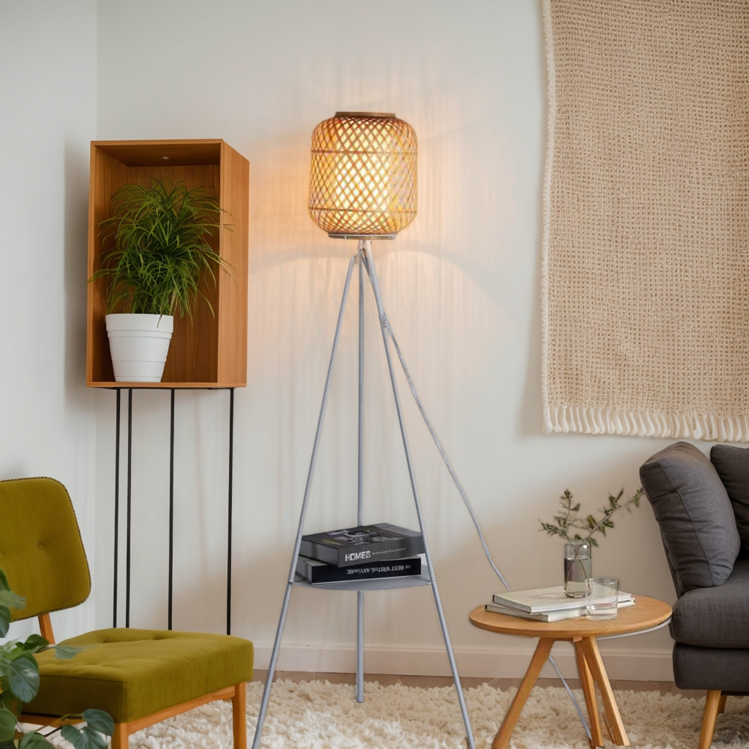 Una habitación con una lámpara de bambú sobre un trípode, una estantería de madera con una planta y una silla verde.