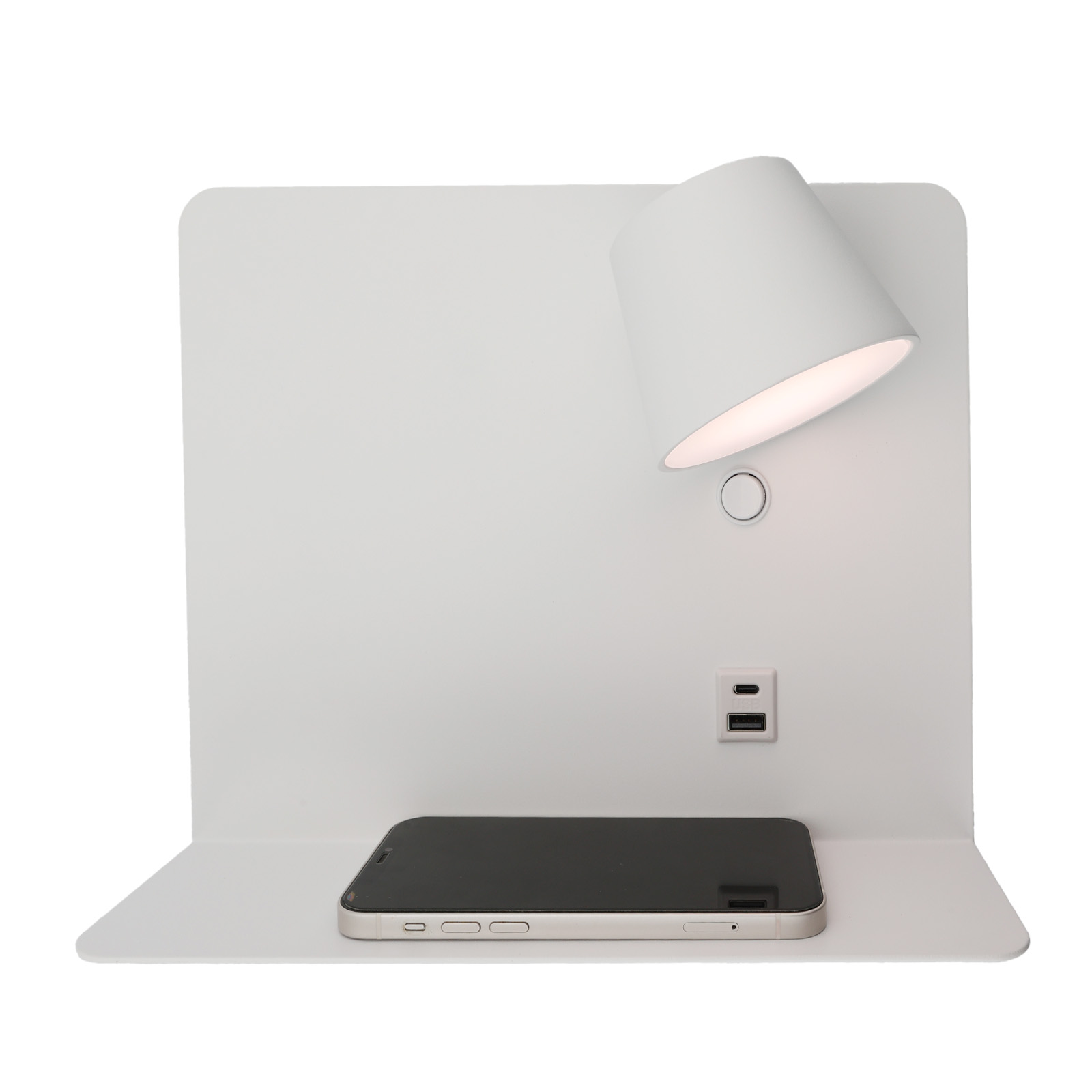Una lámpara de pared blanca con un teléfono en el estante. Tiene puerto USB. La lámpara está encendida.