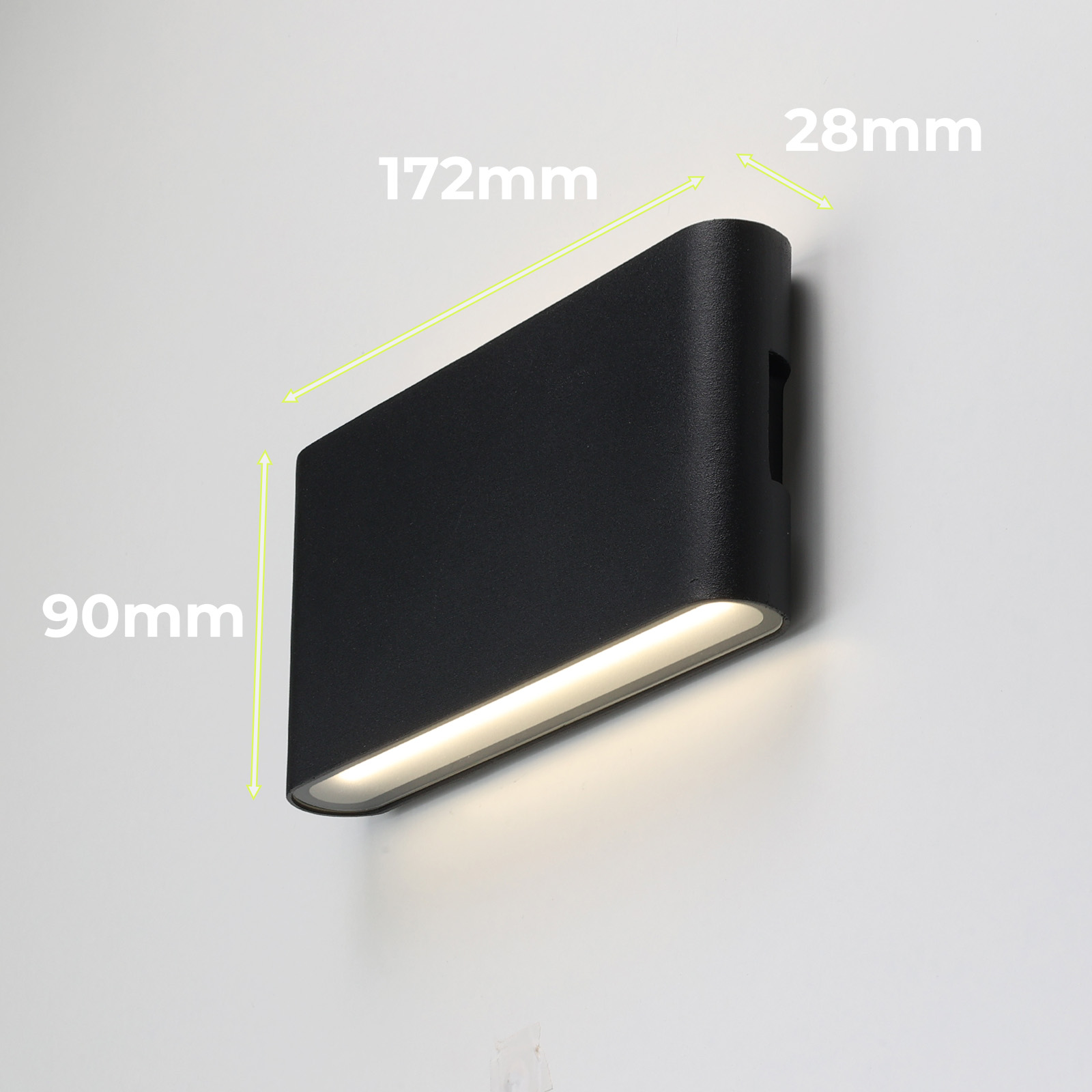Lámpara de pared rectangular negra. Dimensiones indicadas. 172 mm x 90 mm x 28 mm.