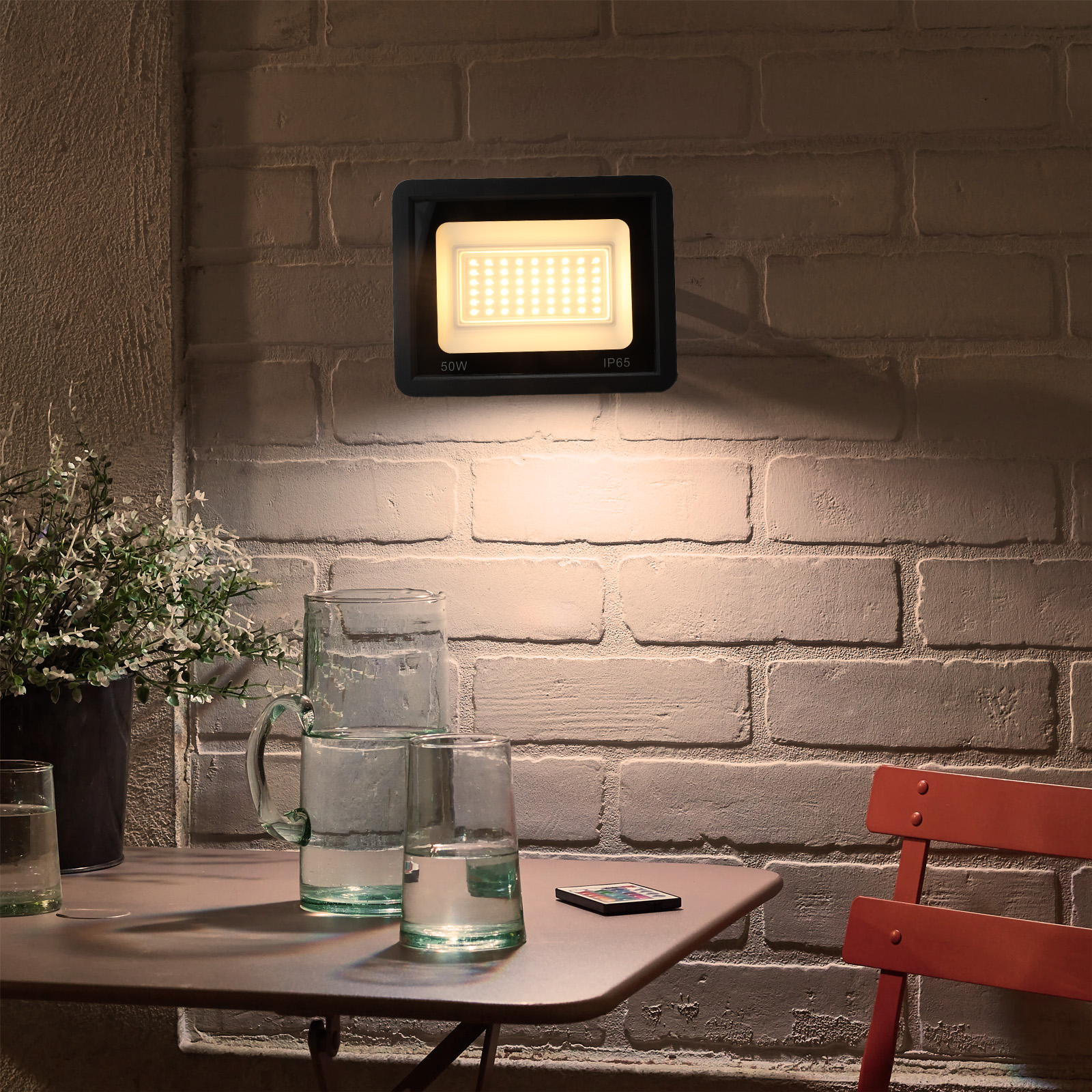 Luz cuadrada negra en una pared de ladrillos. Mesa y vasos en primer plano.