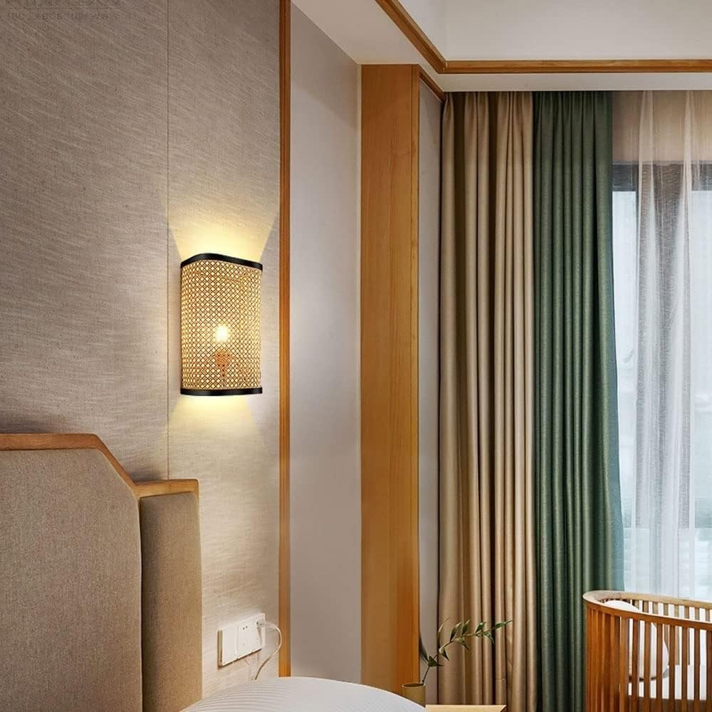 Un dormitorio con una lámpara de pared de ratán, cama, cortinas y una cuna.