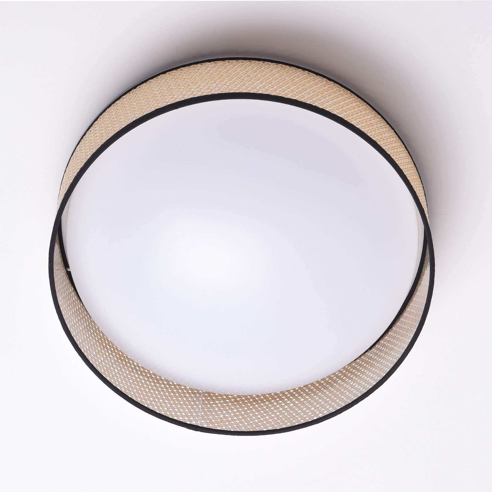 Luz de techo circular con anillo exterior beige tejido y centro blanco.