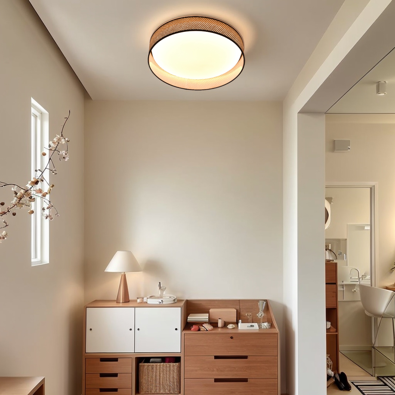 Un pasillo con una lámpara de techo y un mueble de madera con una lámpara encima.