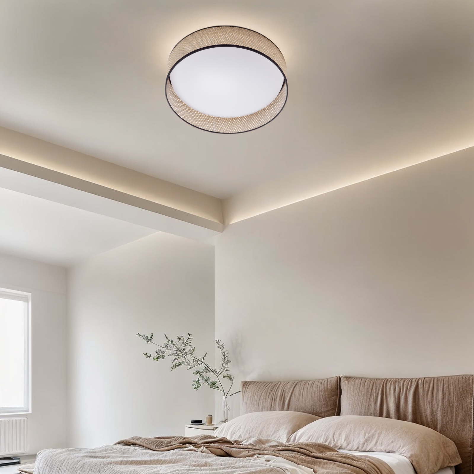 Dormitorio con luz de techo, cama y ventana. La luz tiene una pantalla tejida.