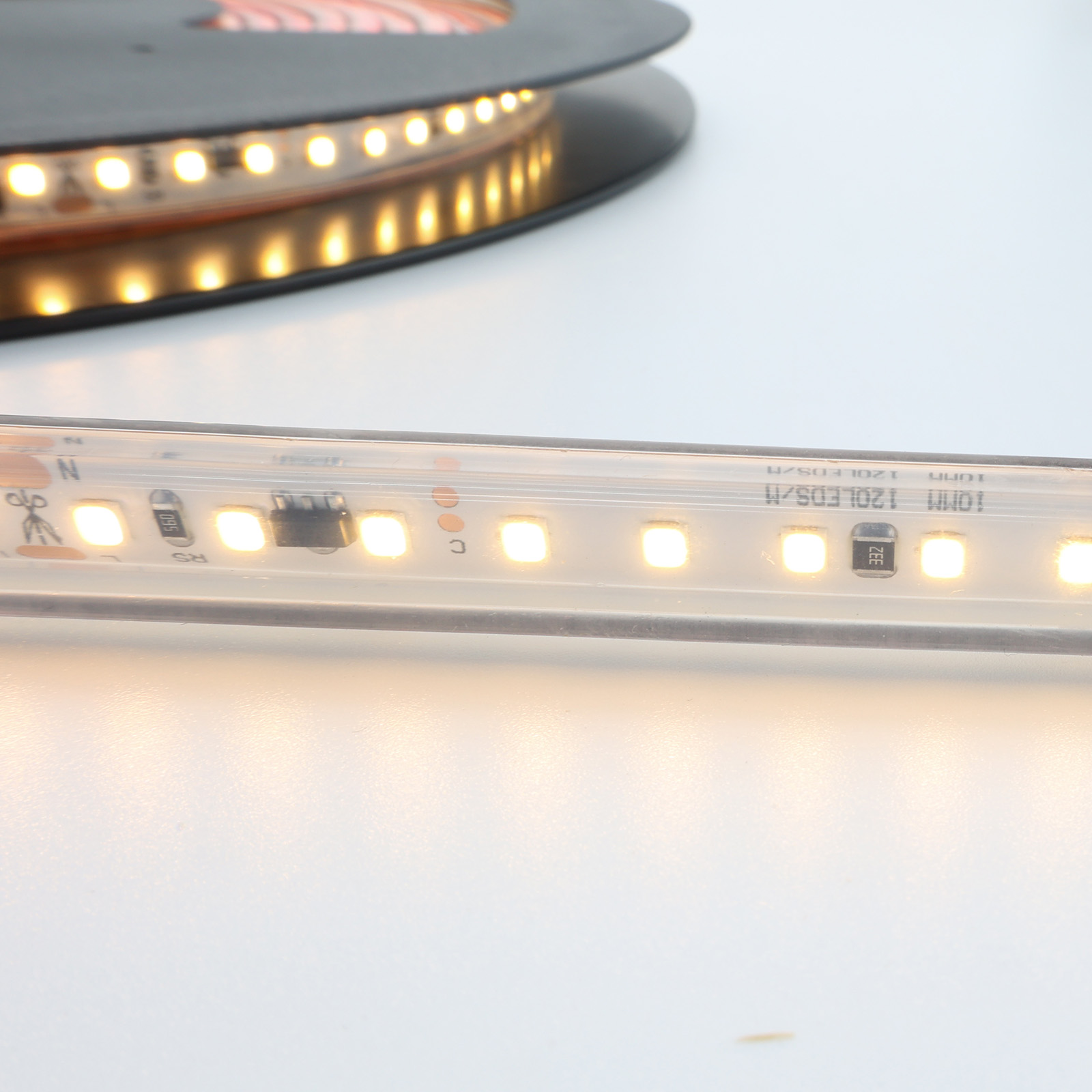 Primer plano de tiras de luces LED, que muestran la luz y los componentes.