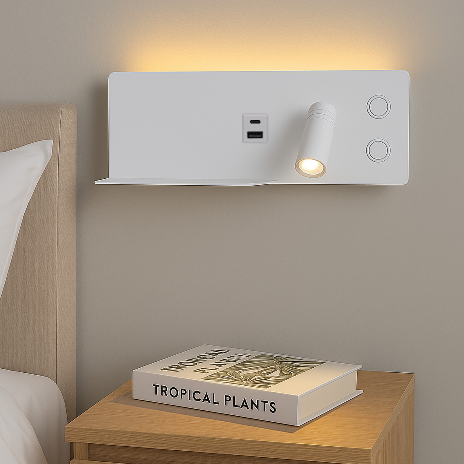 Lámpara de pared blanca con estante, libro y mesita de noche. Tiene foco y botones. Fondo neutro.