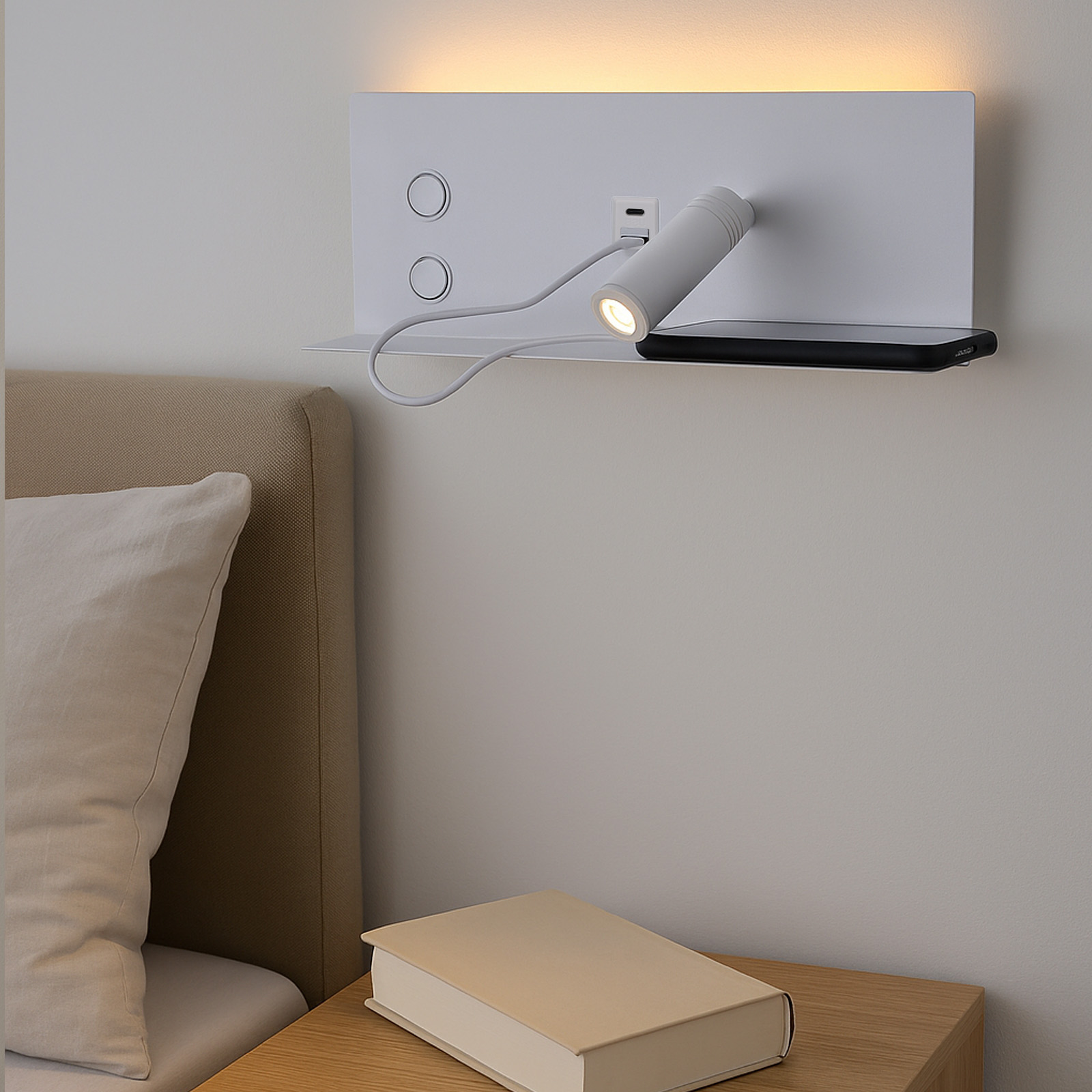 Lámpara de pared blanca con teléfono en una estantería. Con foco y botones. Incluye un libro en una mesita.