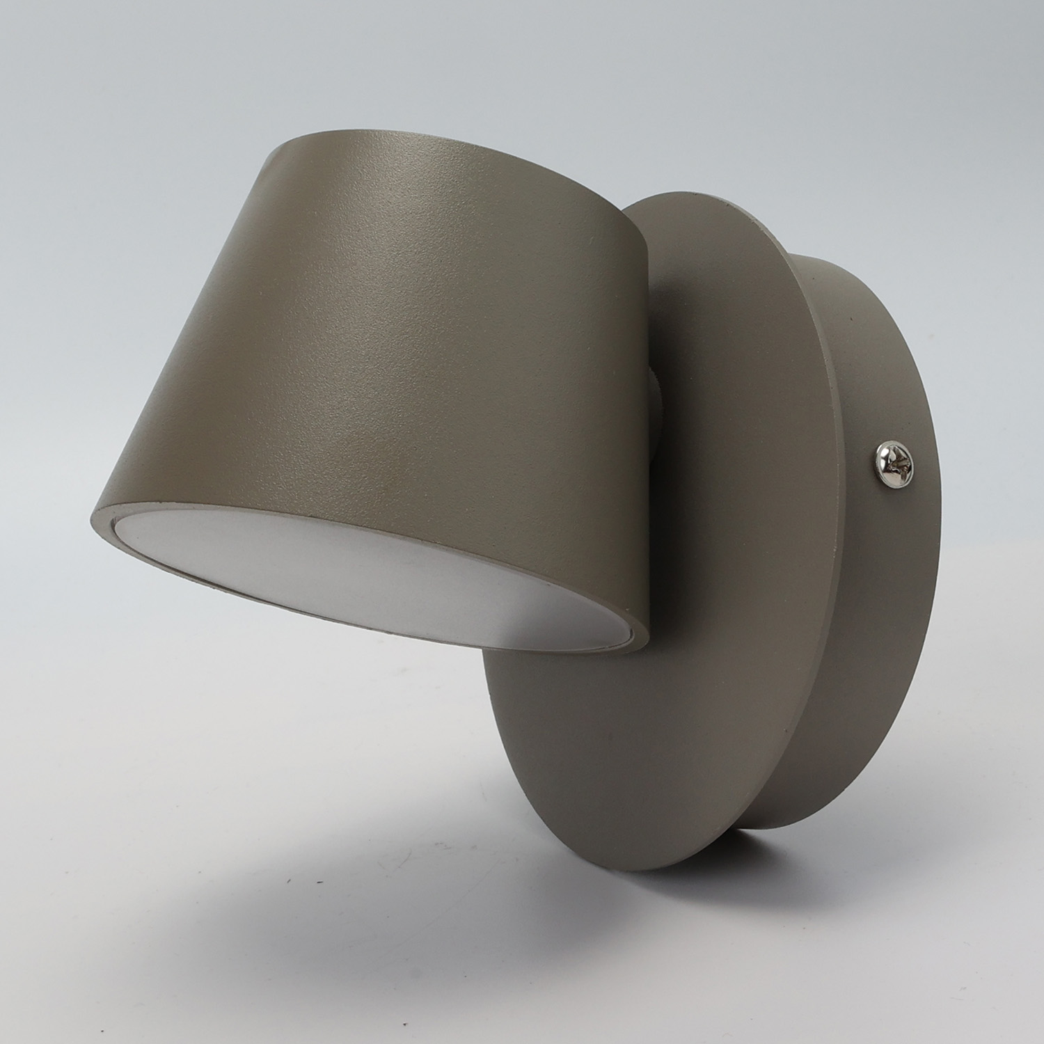Luz de pared gris. Tiene un cabezal en forma de cono y una base redonda.