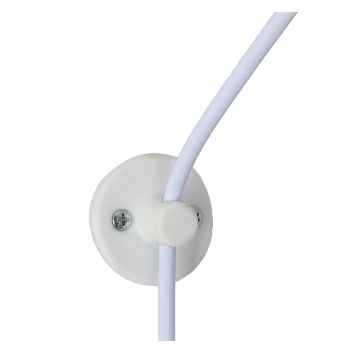 Un primer plano muestra un cable eléctrico blanco y una base circular blanca con tornillos fijados a una superficie blanca.