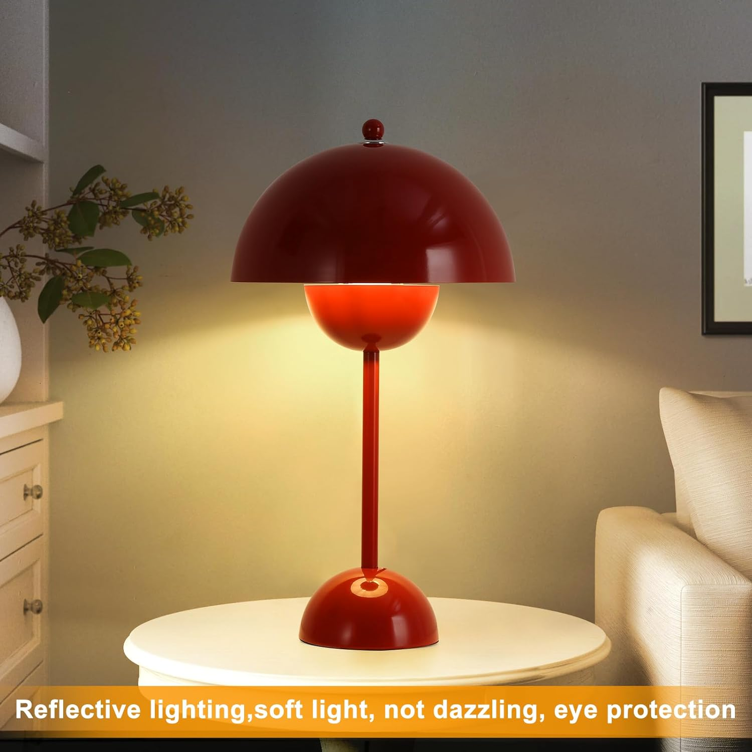 Lámpara de mesa roja con pantalla en forma de cúpula sobre mesa blanca, con texto abajo.