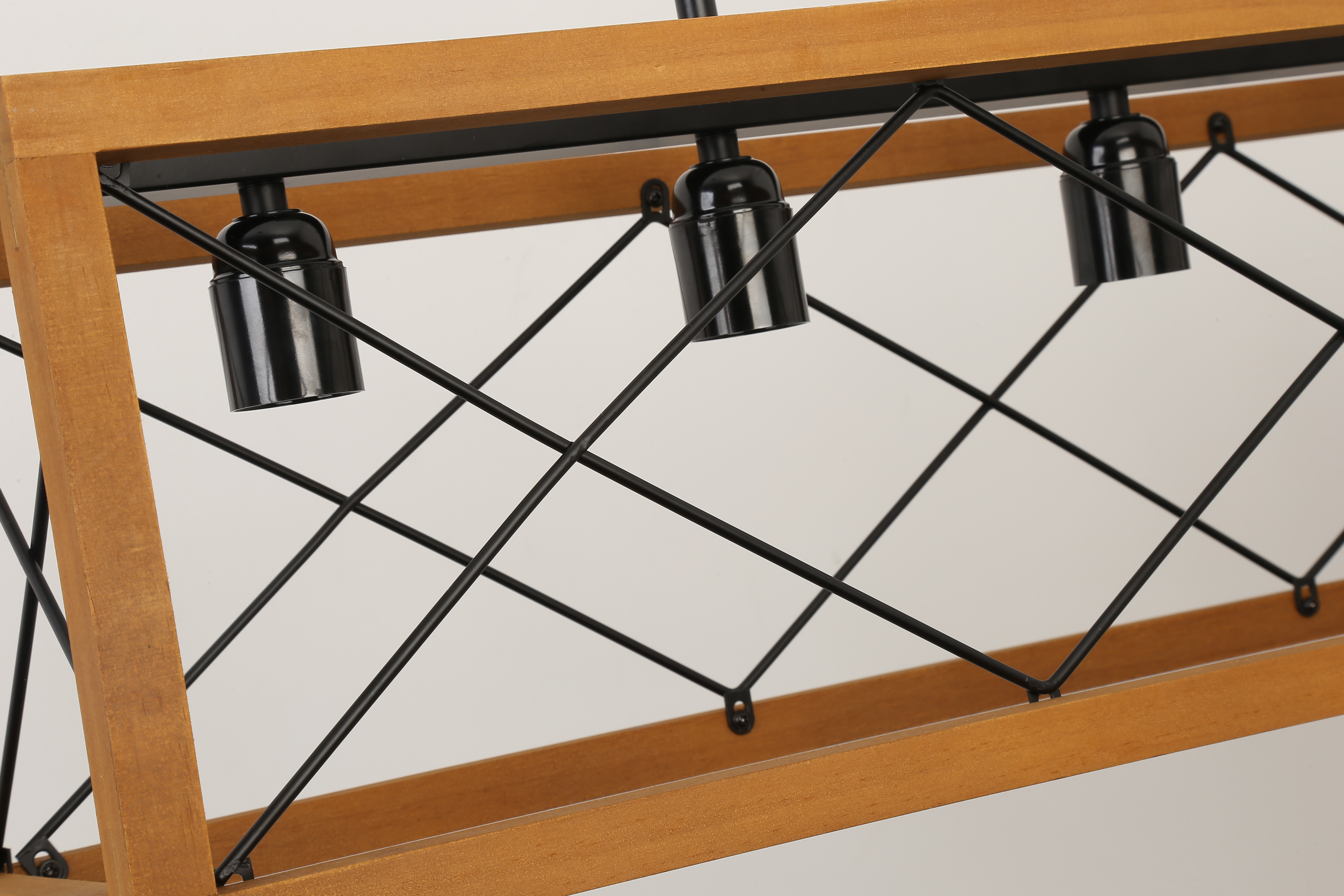 Lámpara de techo de madera y metal negro con tres portalámparas negros.