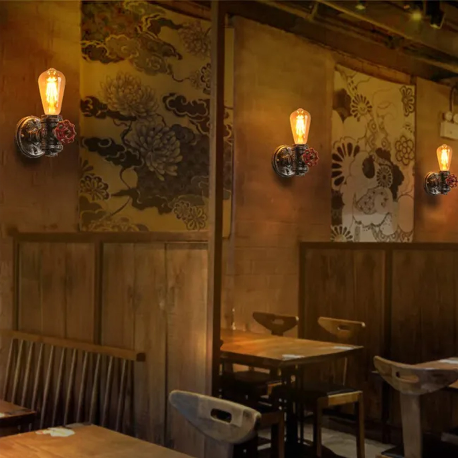 Escena interior con tres lámparas de pared de estilo industrial y mesas y sillas de madera.