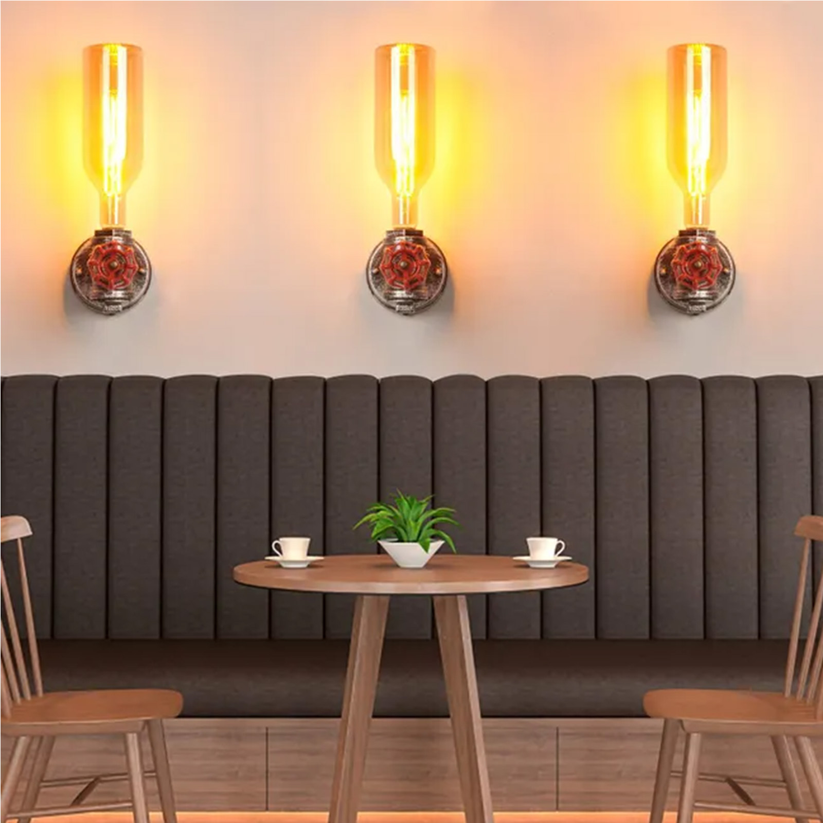 Tres lámparas de pared de estilo industrial sobre una mesa con dos sillas y una planta.