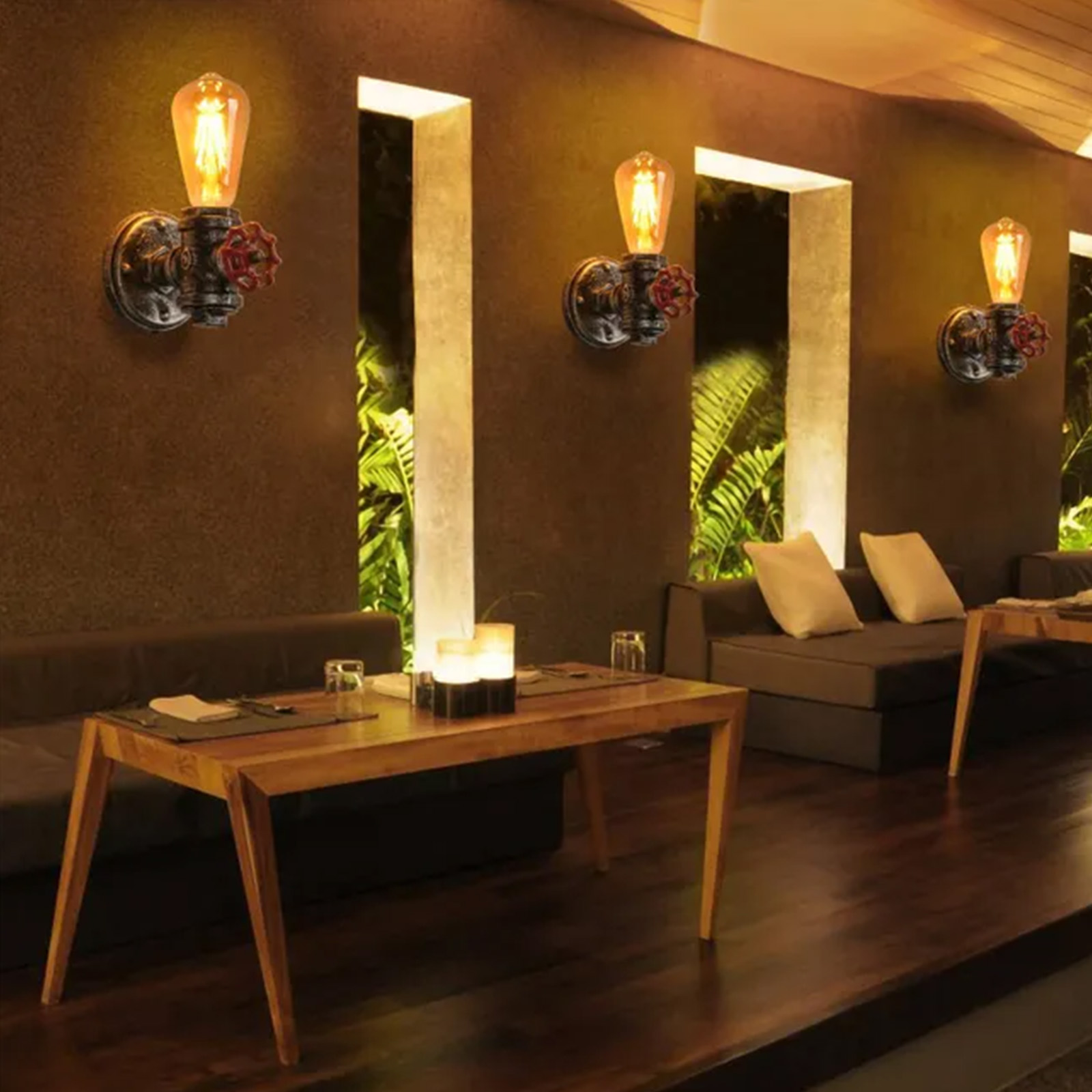 Escena interior con tres lámparas de pared vintage, mesa y sofás, creando un ambiente cálido.