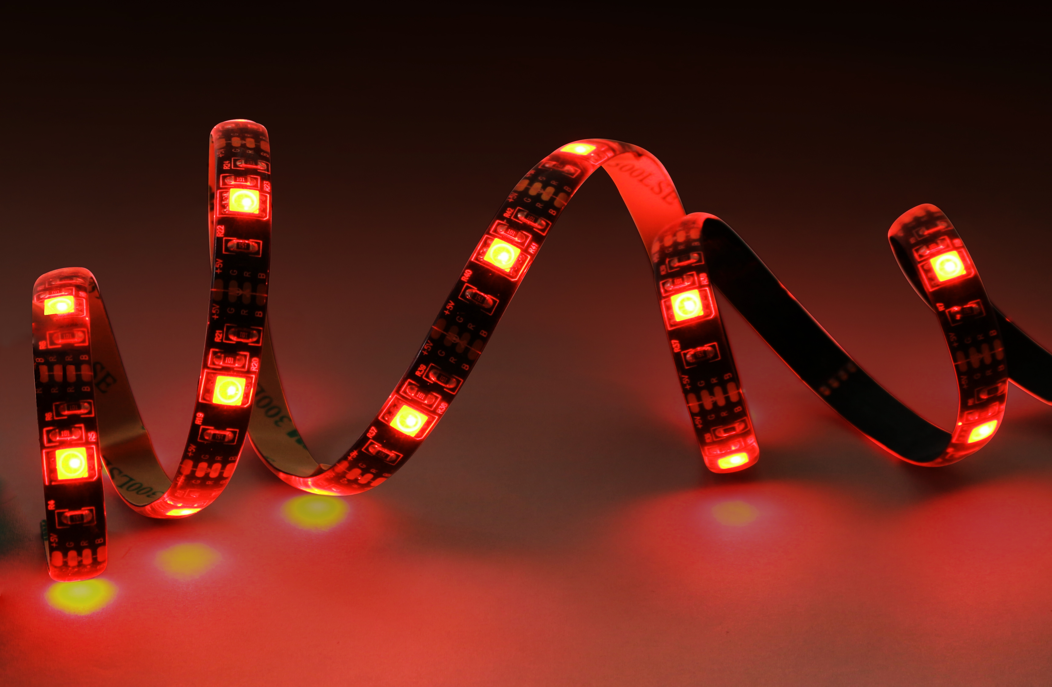 Tiras de luces LED rojas, forma curva. Luces encendidas, sobre un fondo degradado.