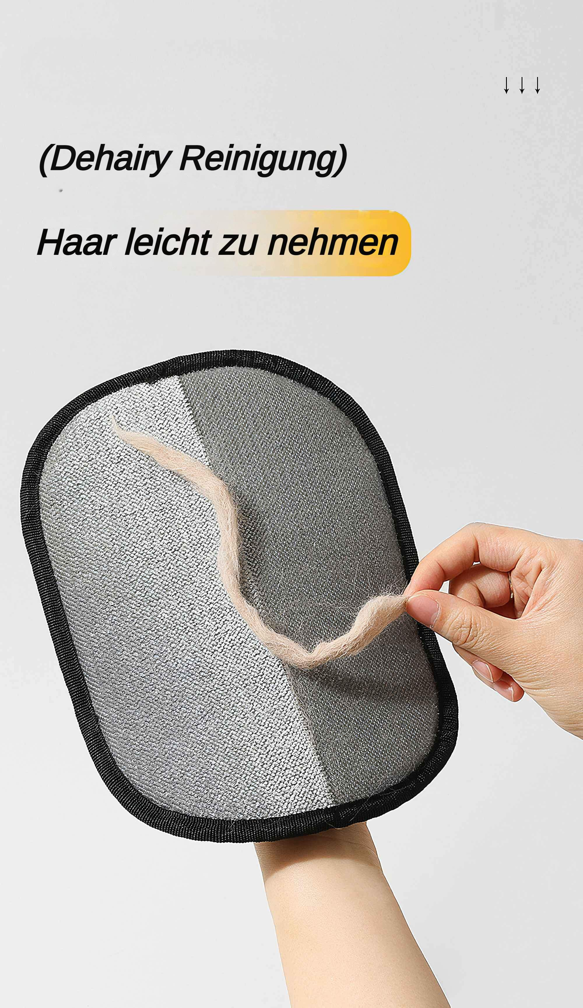 Eine Hand entfernt Tierhaare von einem Werkzeug. Das Werkzeug hat eine Netzoberfläche mit einem kleinen Haarstück.