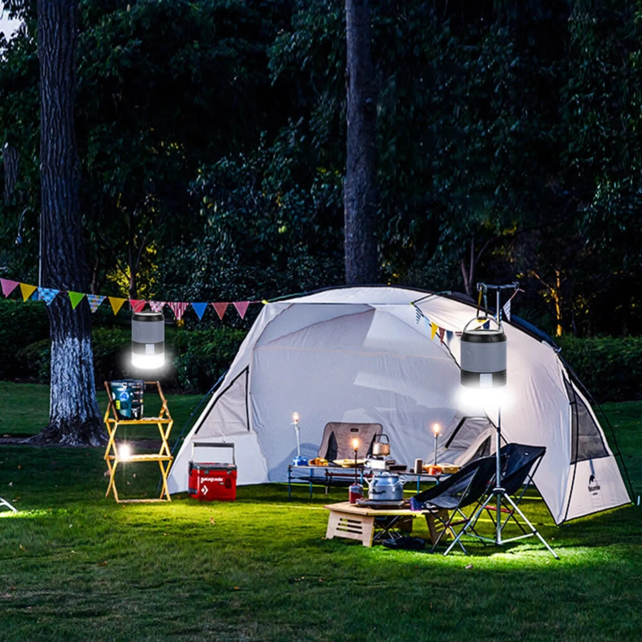 Eine Camping-Szene bei Nacht mit Zelt, Lichtern und Menschen, die die Natur genießen.