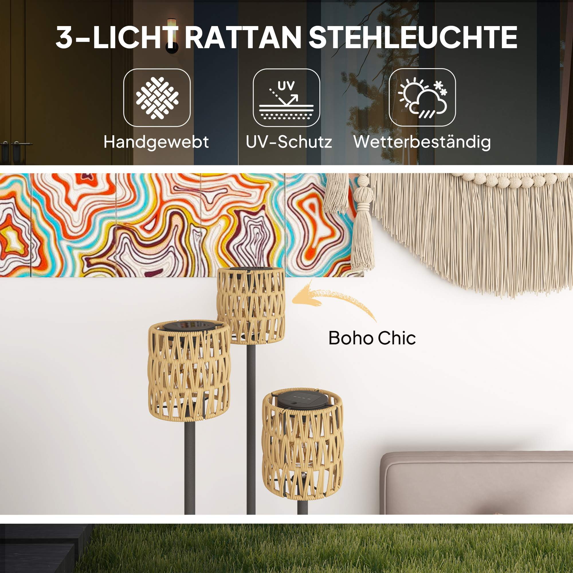 Drei Rattanlampen auf schwarzen Stangen, mit Boho-Chic-Thema. Sie sind auf einer Rasenfläche mit dekorativem Hintergrund platziert.