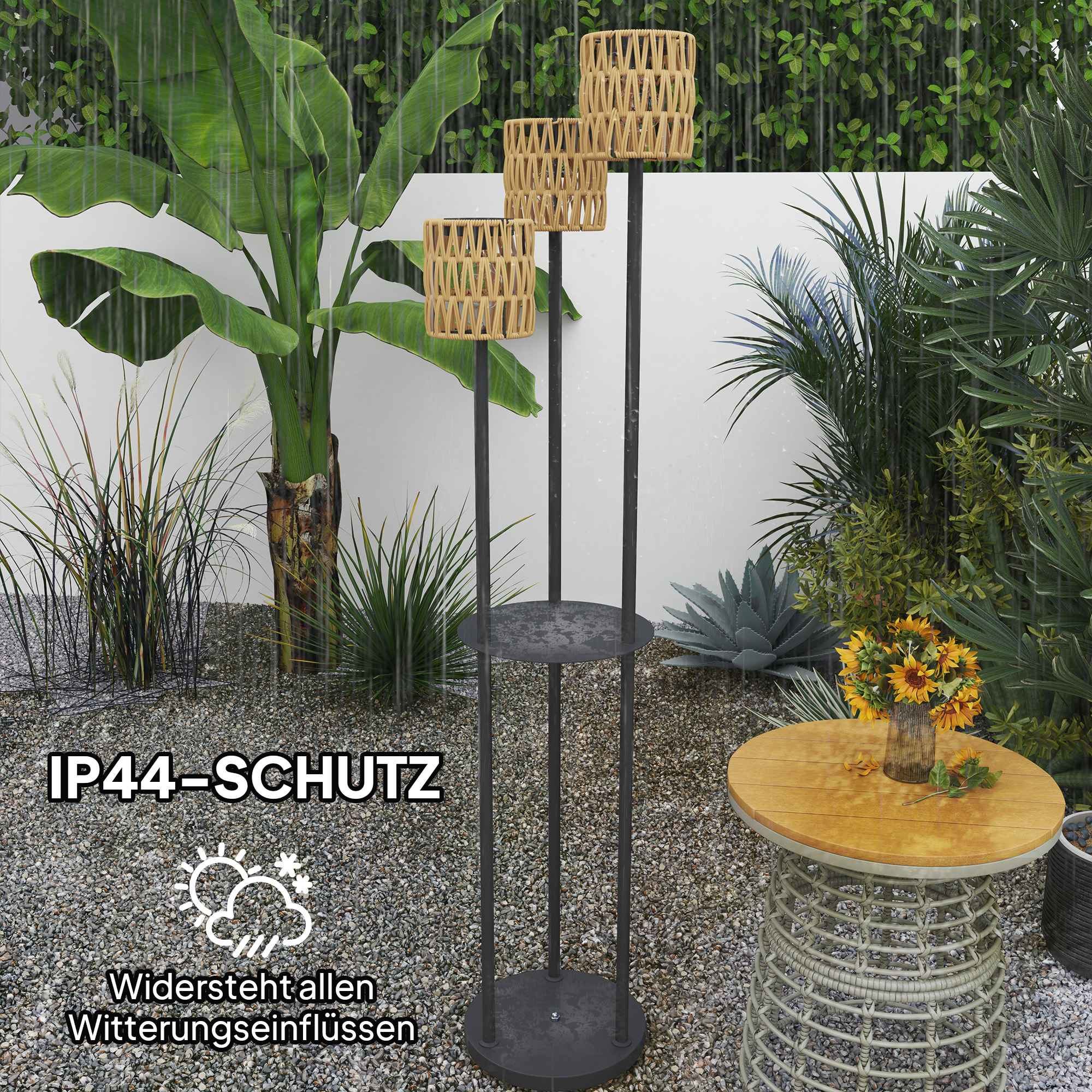 Drei Außenlampen mit gewebten Schirmen und ein kleiner Tisch mit Blumen. Der Text IP44-SCHUTZ ist sichtbar.