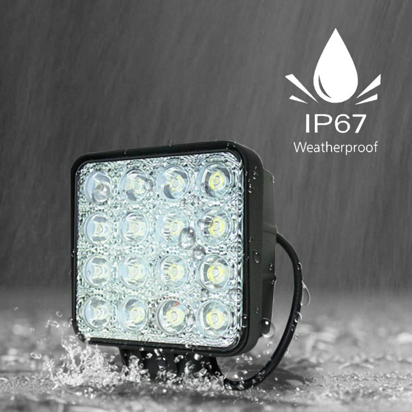Quadratischer LED-Scheinwerfer, schwarzer Rahmen, mit mehreren LEDs. Wassertropfen und Text IP67 Weatherproof.
