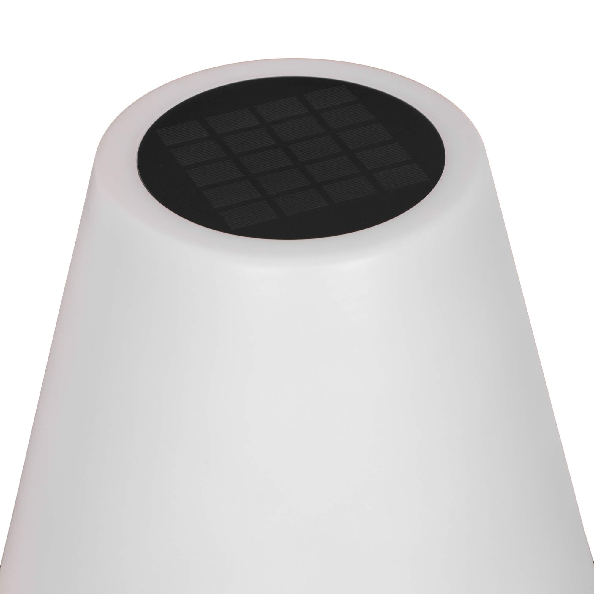Eine weiße, kegelförmige Lampe mit einem schwarzen Solarpanel oben. Der Hintergrund ist weiß.