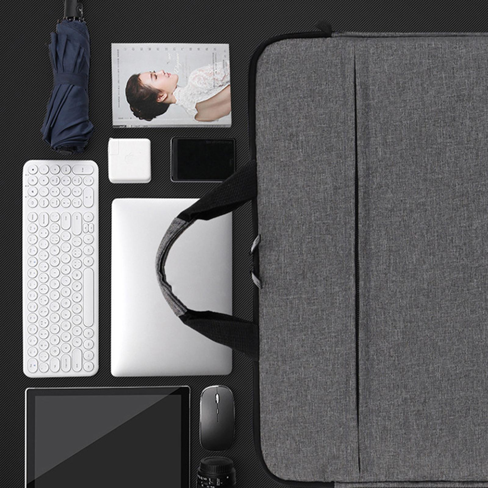 Draufsicht auf eine Laptoptasche mit Laptop, Tastatur, Tablet, Maus und anderem Zubehör auf schwarzem Untergrund.
