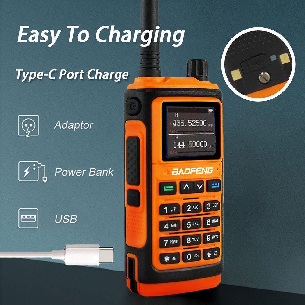 Una radio arancione con schermo. Sono mostrati un adattatore e un cavo USB. Il testo recita: "Easy To Charging".