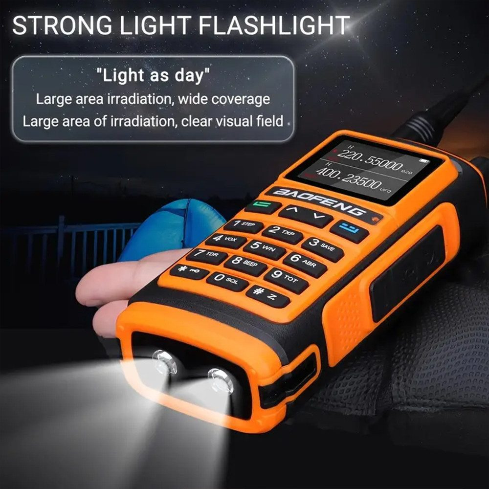 Un walkie-talkie arancione tenuto in mano, con torcia accesa e testo sulle sue caratteristiche.