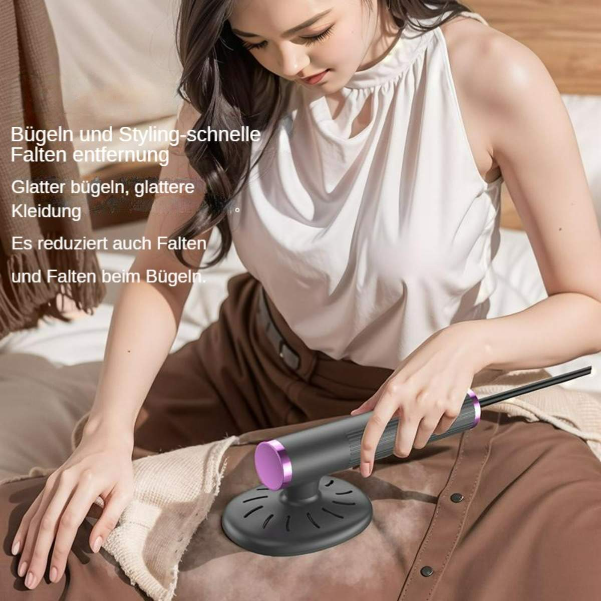 Eine Frau bügelt ein Hemd mit einem Handdampfer. Der Dampfer hat einen lila Akzent.