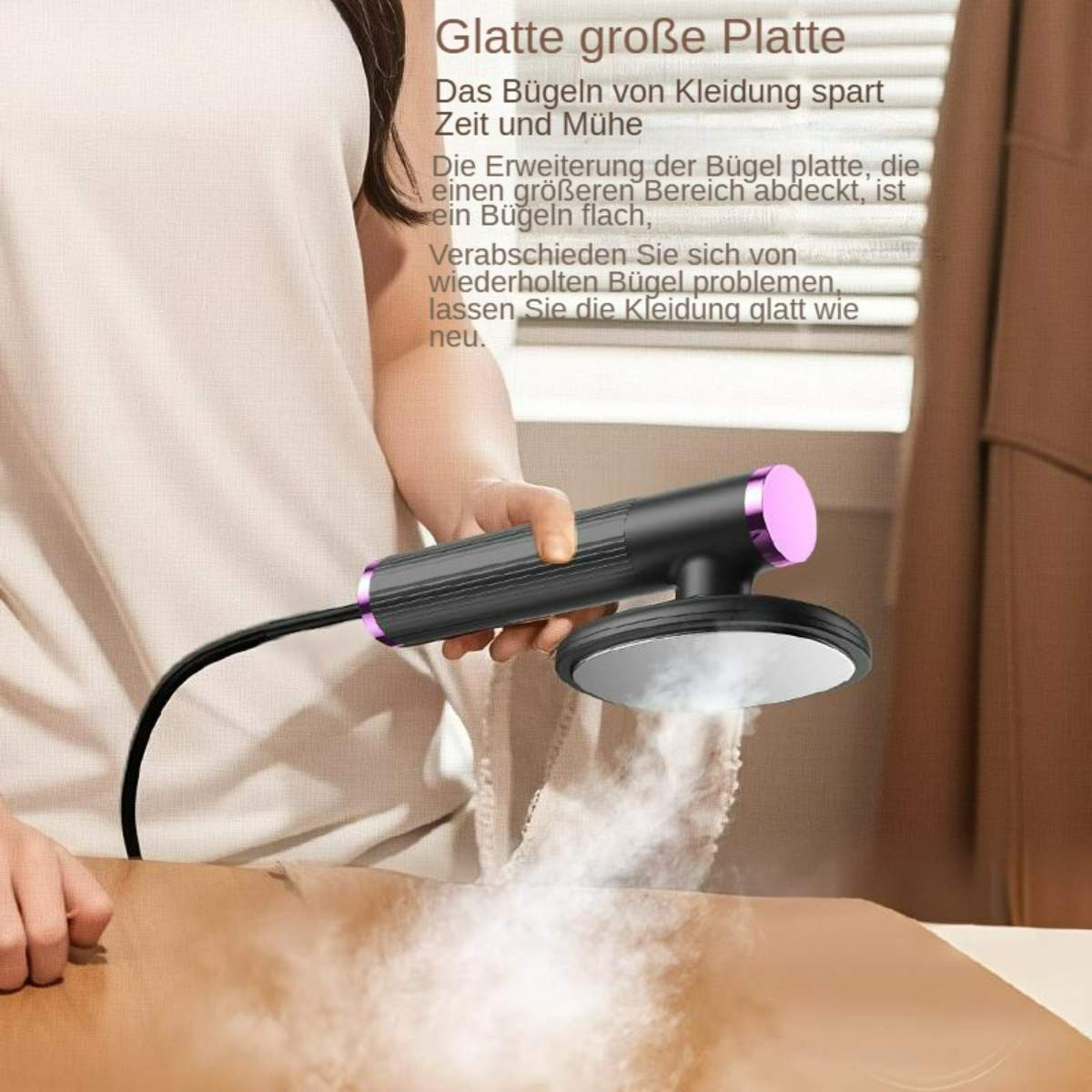 Nahaufnahme einer Hand einer Frau, die einen Handdampfer auf Kleidung benutzt. Der Dampfer hat ein schwarzes und violettes Design.