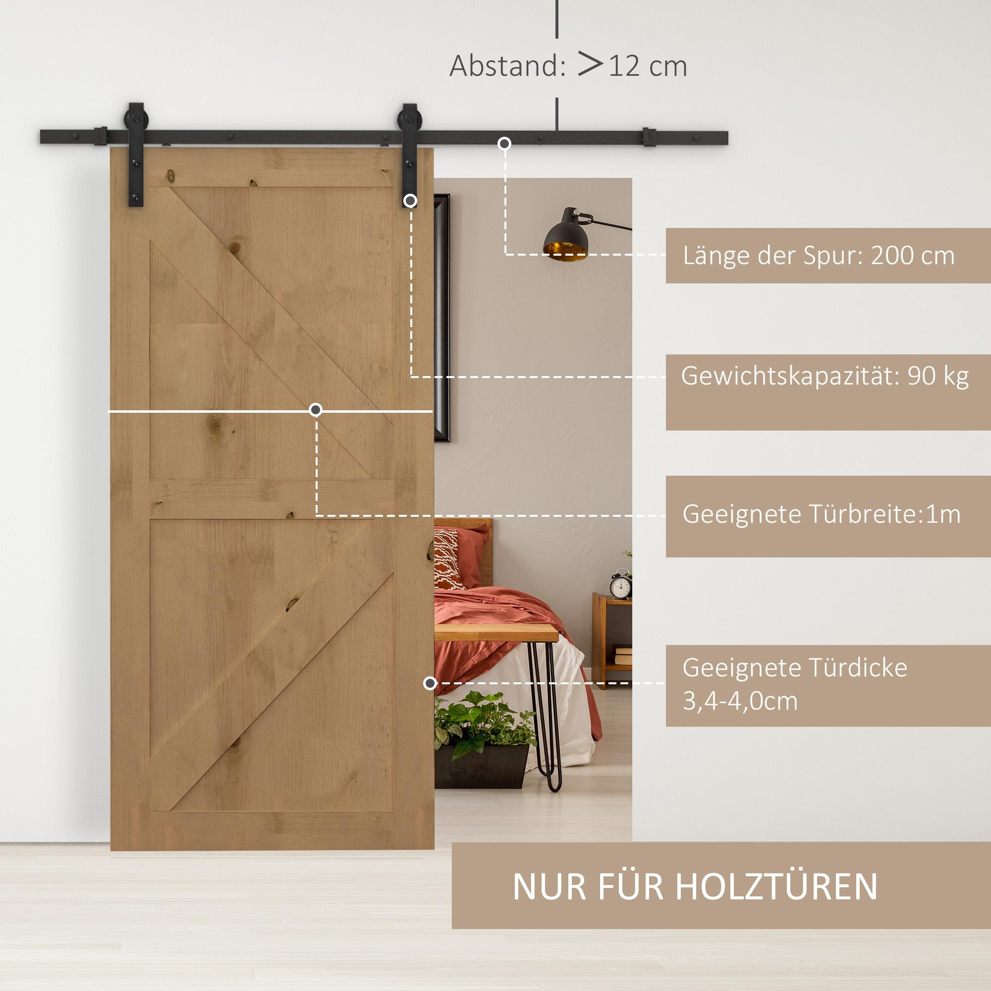 Holz-Scheunentor mit schwarzer Hardware, an einer Wand montiert. Im Hintergrund ist ein Schlafzimmer zu sehen.