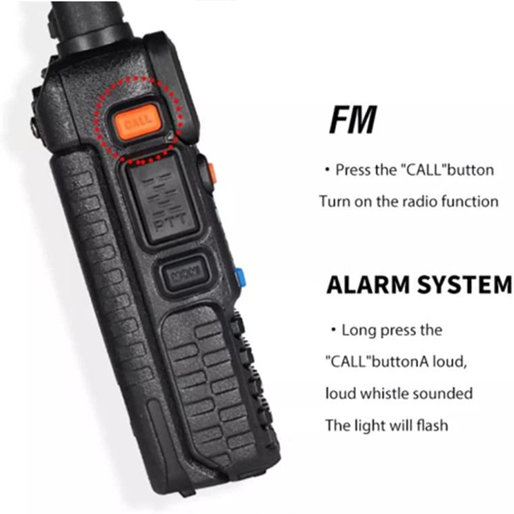 Un walkie-talkie negro con texto sobre la función FM y el sistema de alarma.