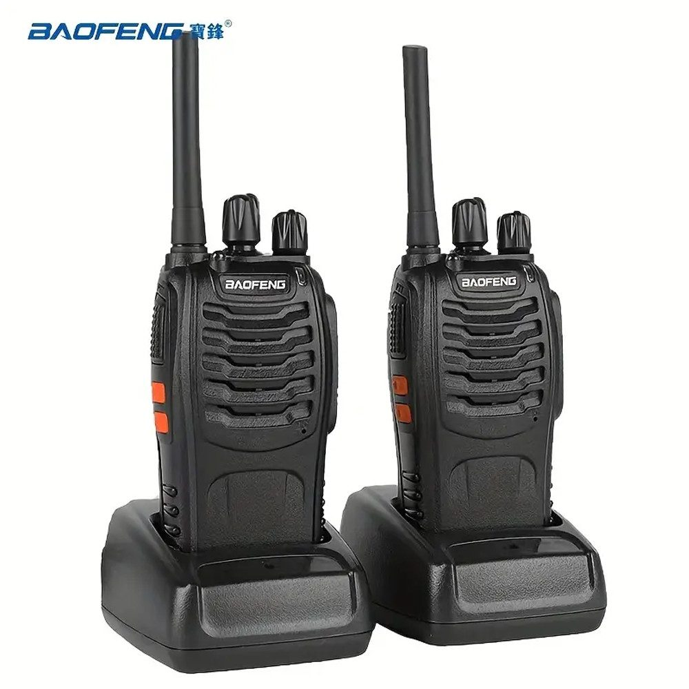 Due walkie-talkie Baofeng neri su basi di ricarica, con antenne e dettagli arancioni, su sfondo bianco.
