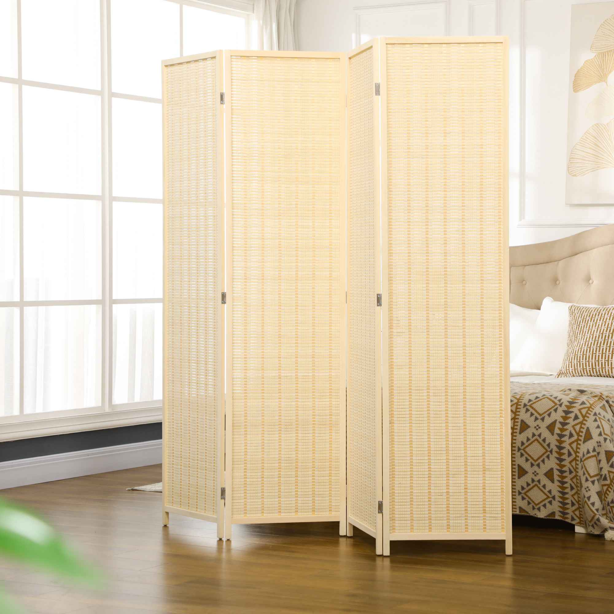 Ein Zimmer mit Bett und einem viergeteilten Raumteiler aus gewebtem Material, vor einem Fenster.
