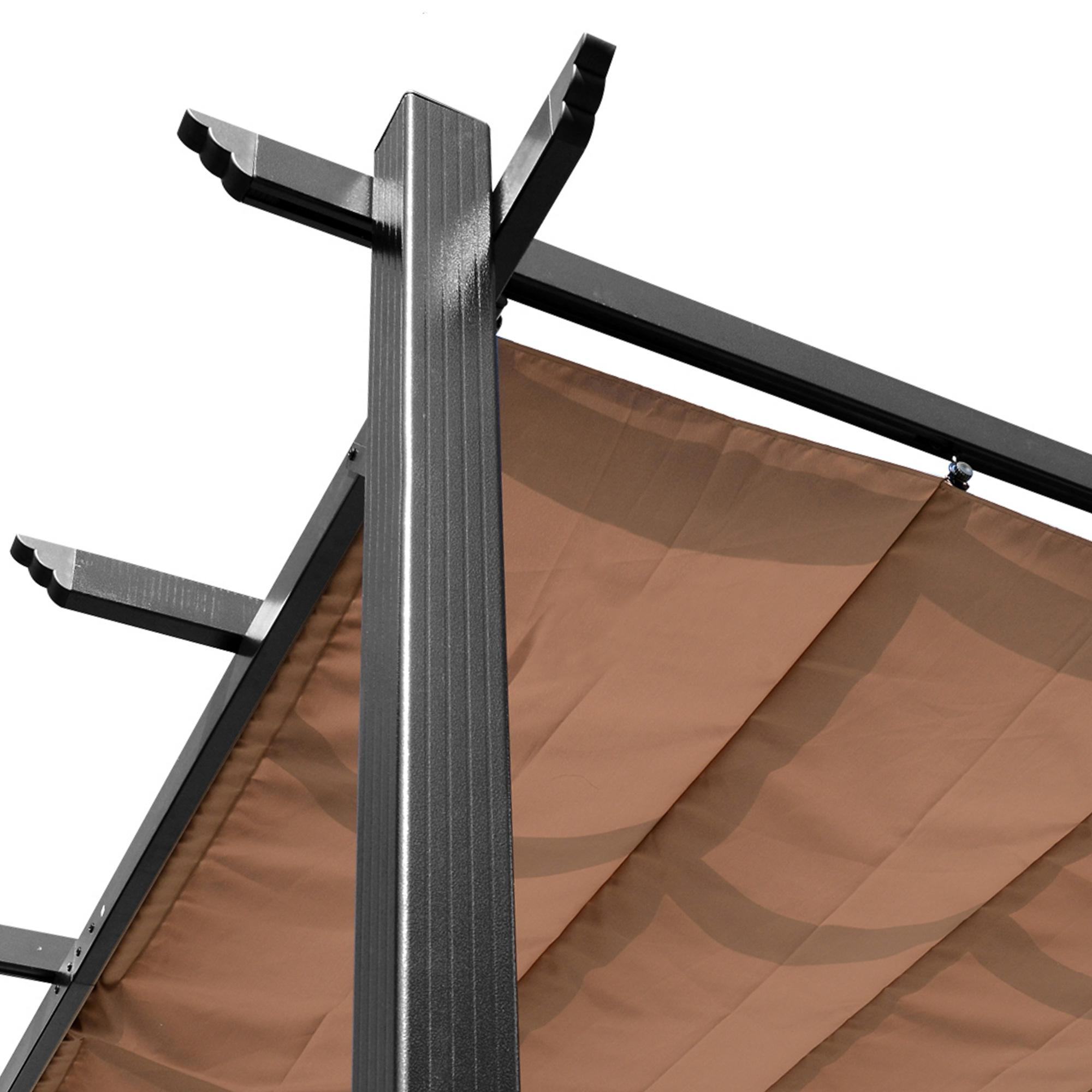 Nahaufnahme einer schwarzen Pergola, die den braunen Stoff und die schwarze Rahmung zeigt.
