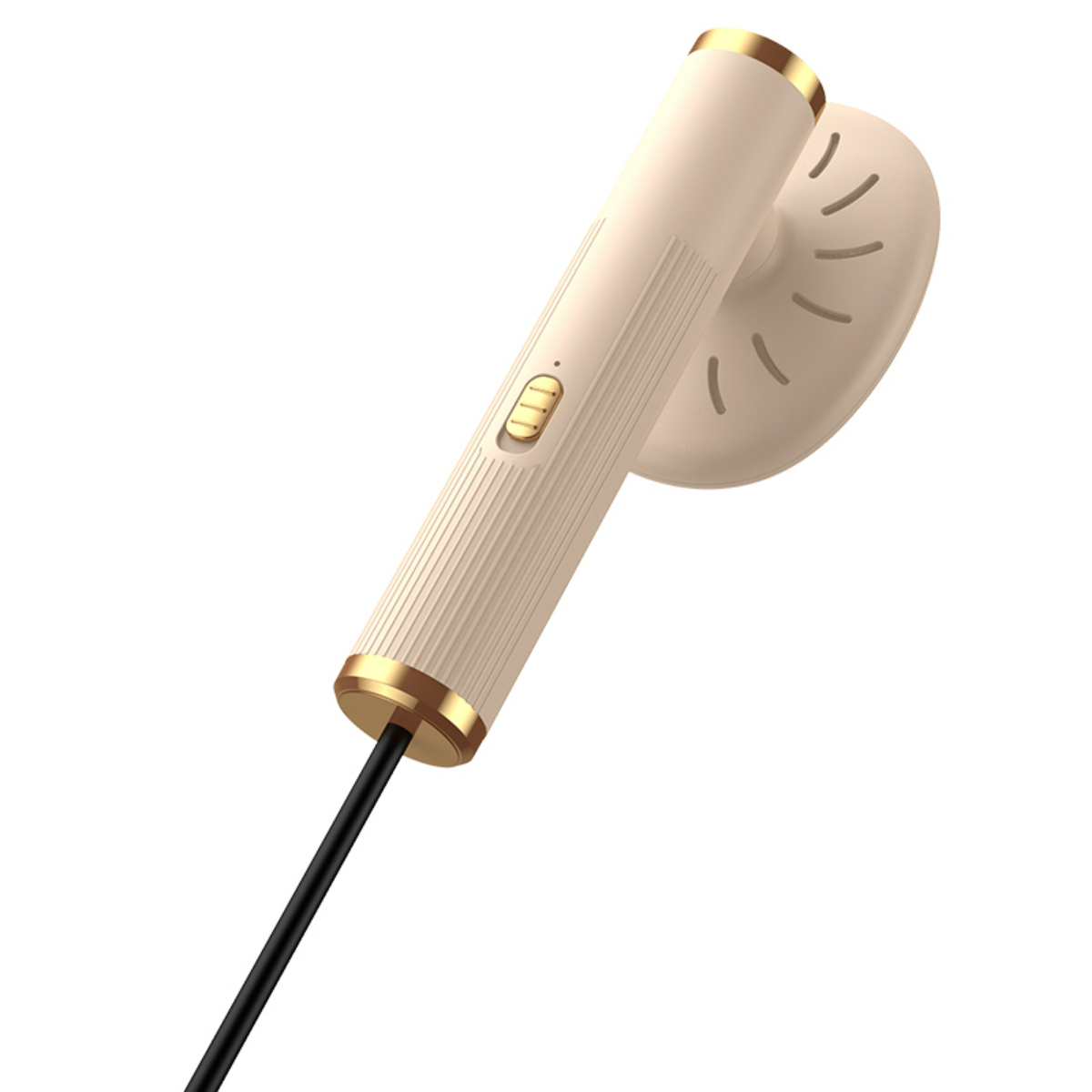 Beige und goldfarbener Ohrhörer, schwarzes Kabel, weißer Hintergrund.