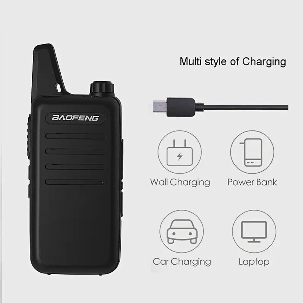 Un walkie-talkie negro con opciones de carga: pared, banco de energía, coche y portátil.