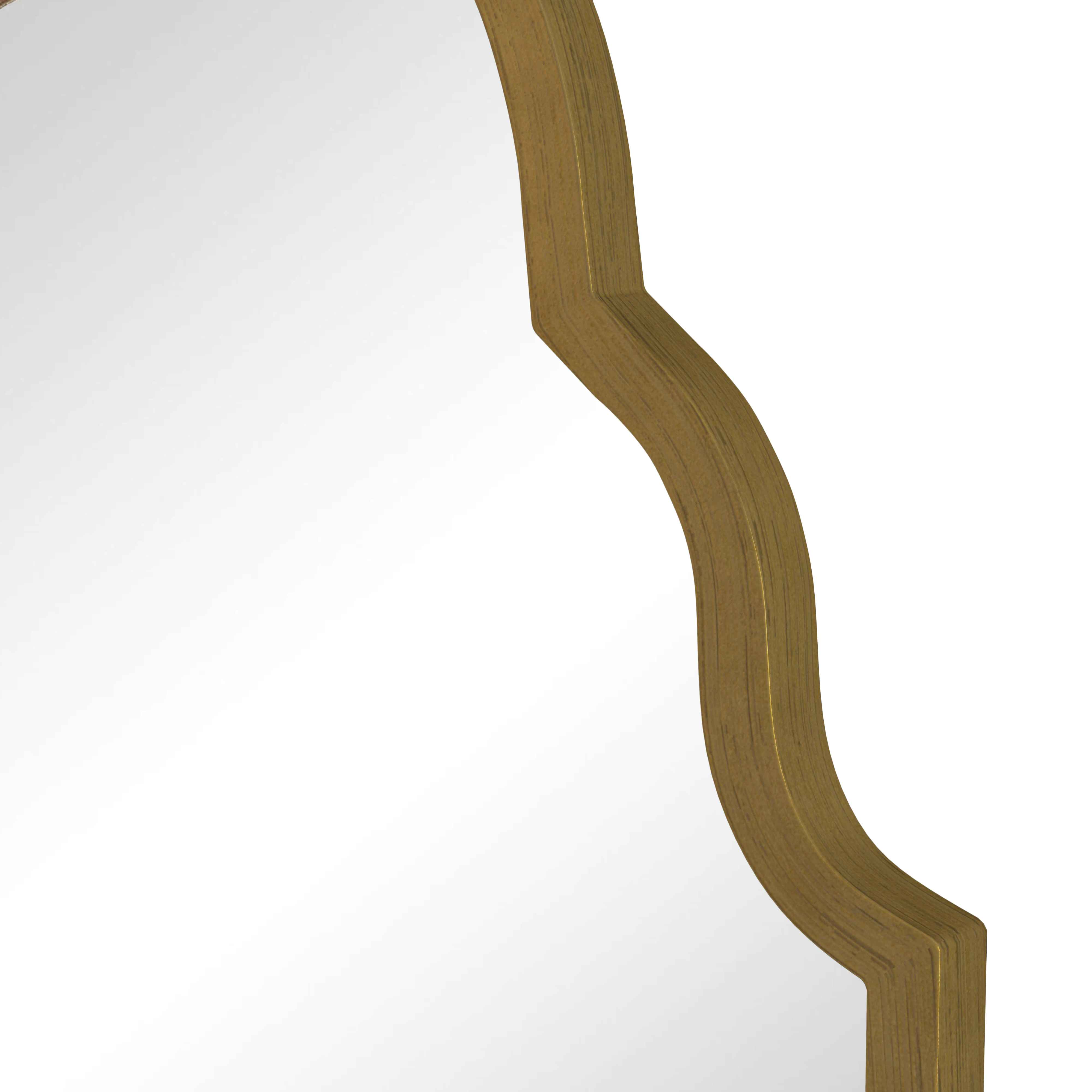 Nahaufnahme des dekorativen Randes eines goldgerahmten Spiegels auf weißem Hintergrund. Der Rand hat ein wellenförmiges Design.
