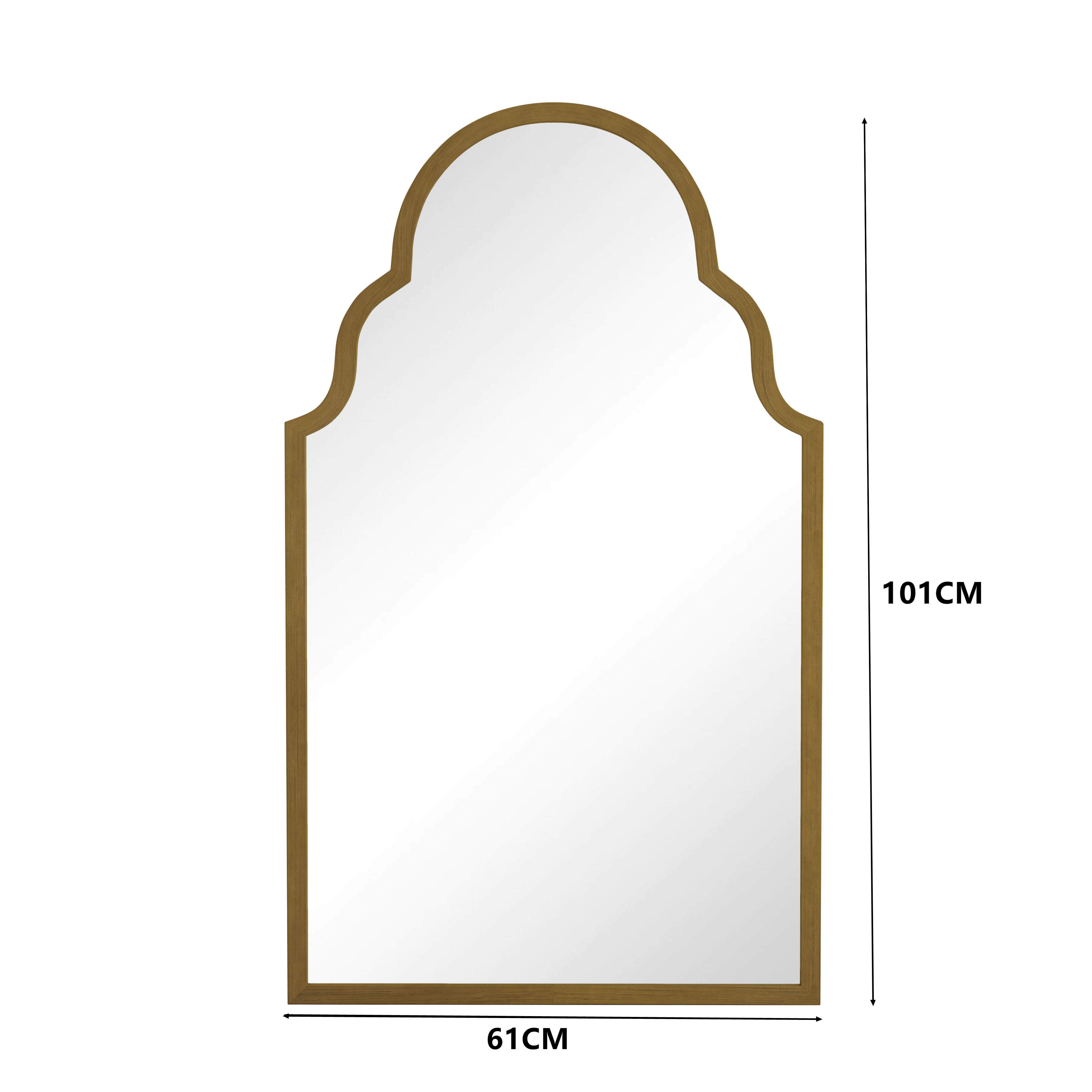 Ein goldgerahmter Spiegel, mit gewölbtem Oberteil, mit den Maßen 101 cm x 61 cm, vor weißem Hintergrund.