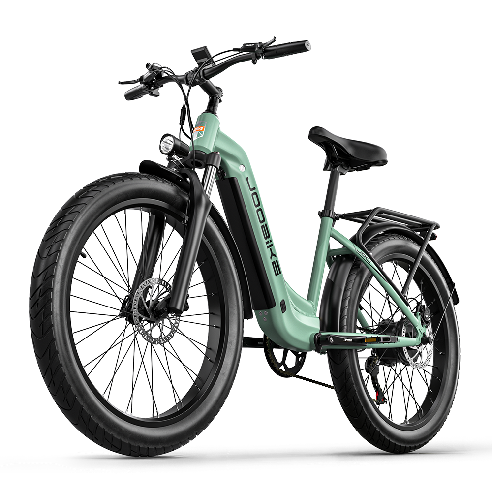 Zielony rower elektryczny na czarnym tle. Posiada duże opony i tylny bagażnik.