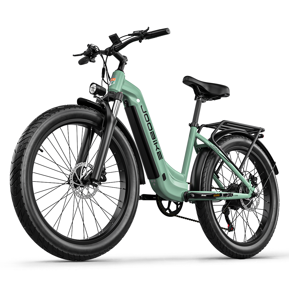 Zielony rower elektryczny z czarnymi oponami i komponentami. Czarne tło. Rower na białym tle.