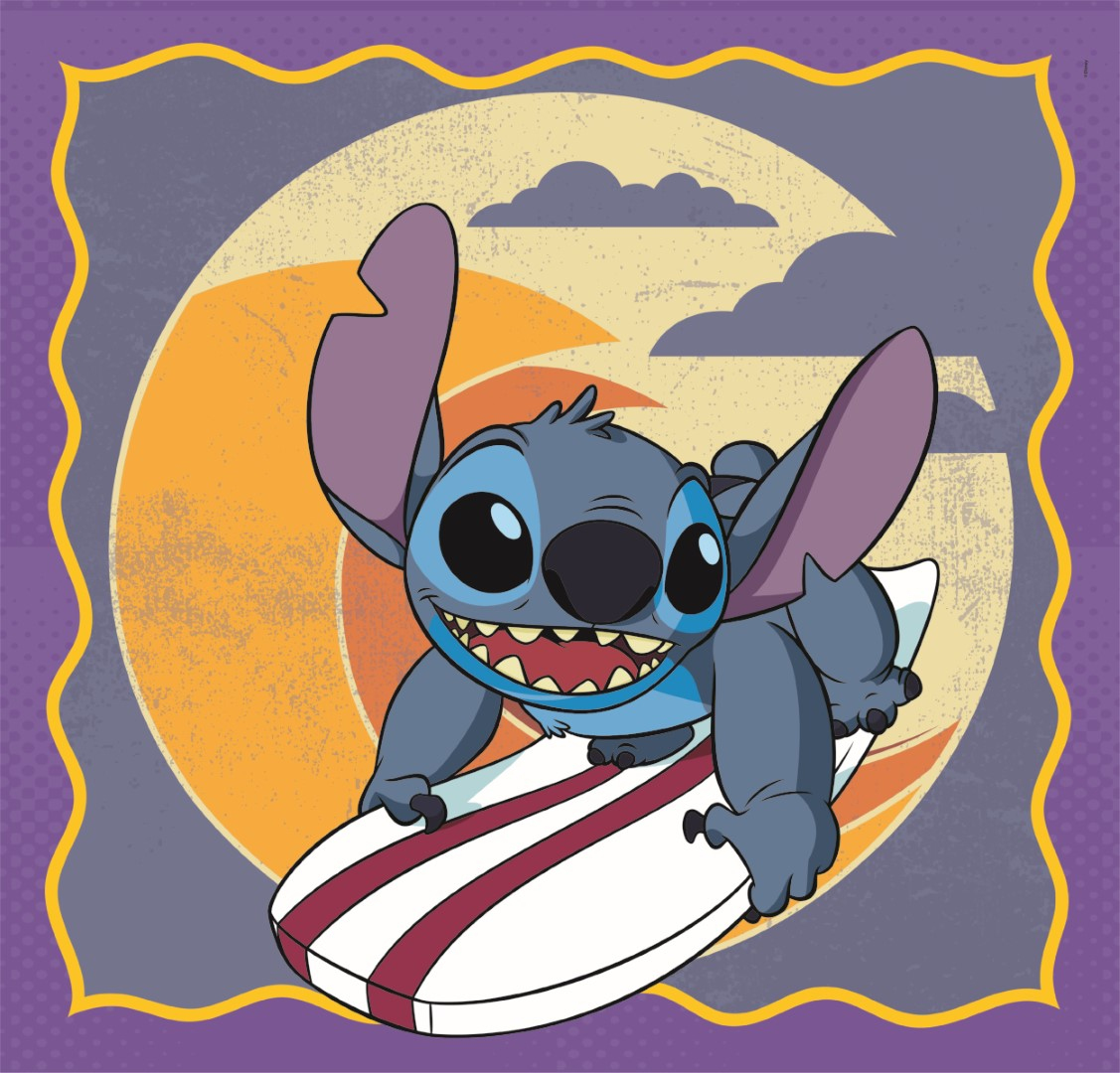 Stitch surft. Er reitet mit einem breiten Lächeln auf einem Surfbrett vor einem Sonnenuntergang. Ein violetter Rahmen umgibt das Bild.
