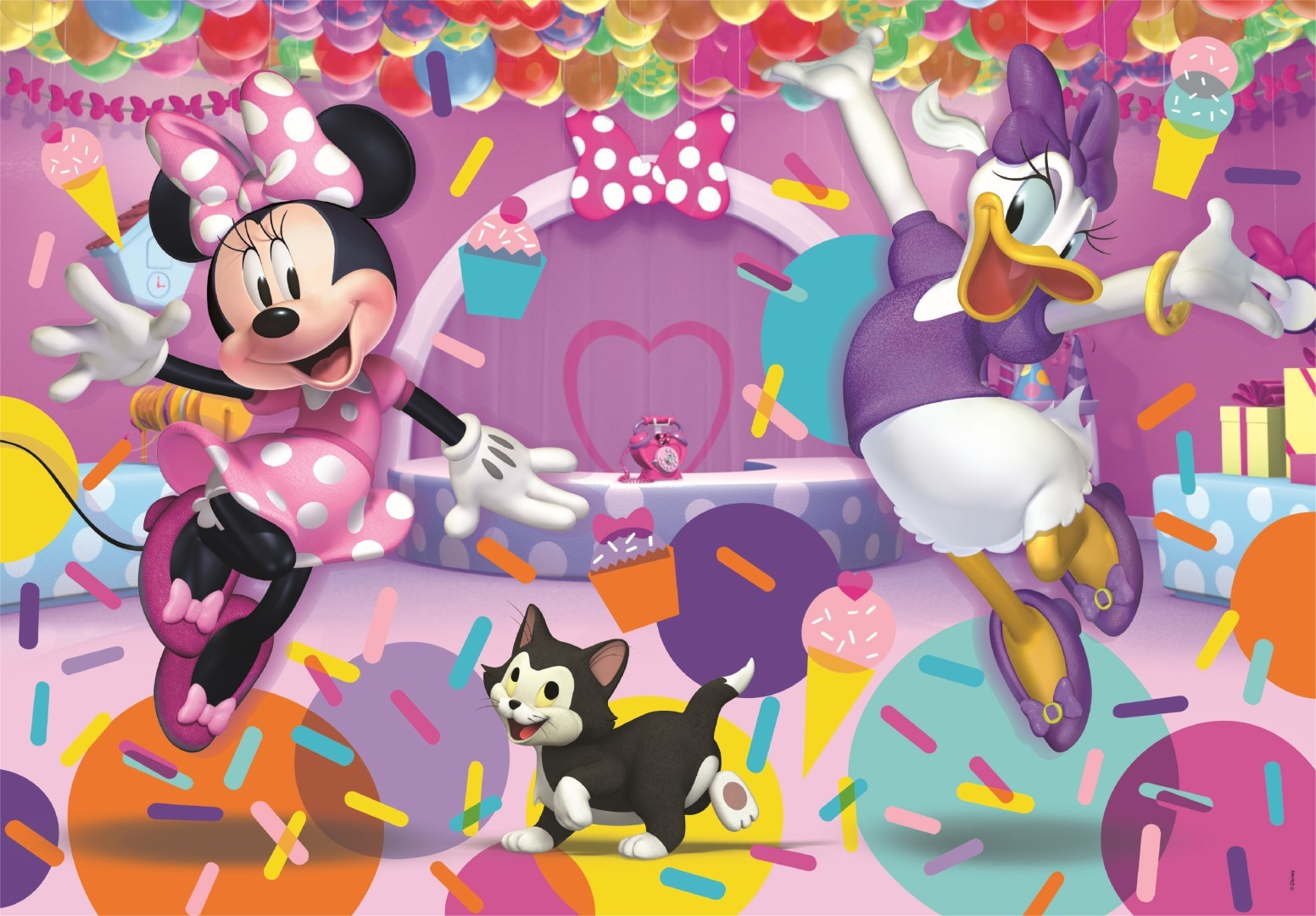 Myszka Minnie i Kaczka Daisy na kolorowej imprezie, z czarnym kotem i babeczkami.
