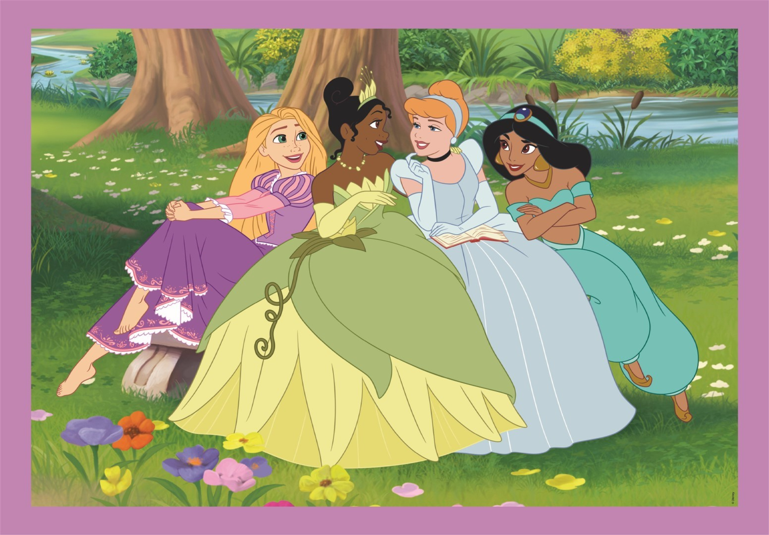 Cztery księżniczki Disneya uśmiechają się i rozmawiają w ogrodzie. Otaczają je drzewa i kwiaty.