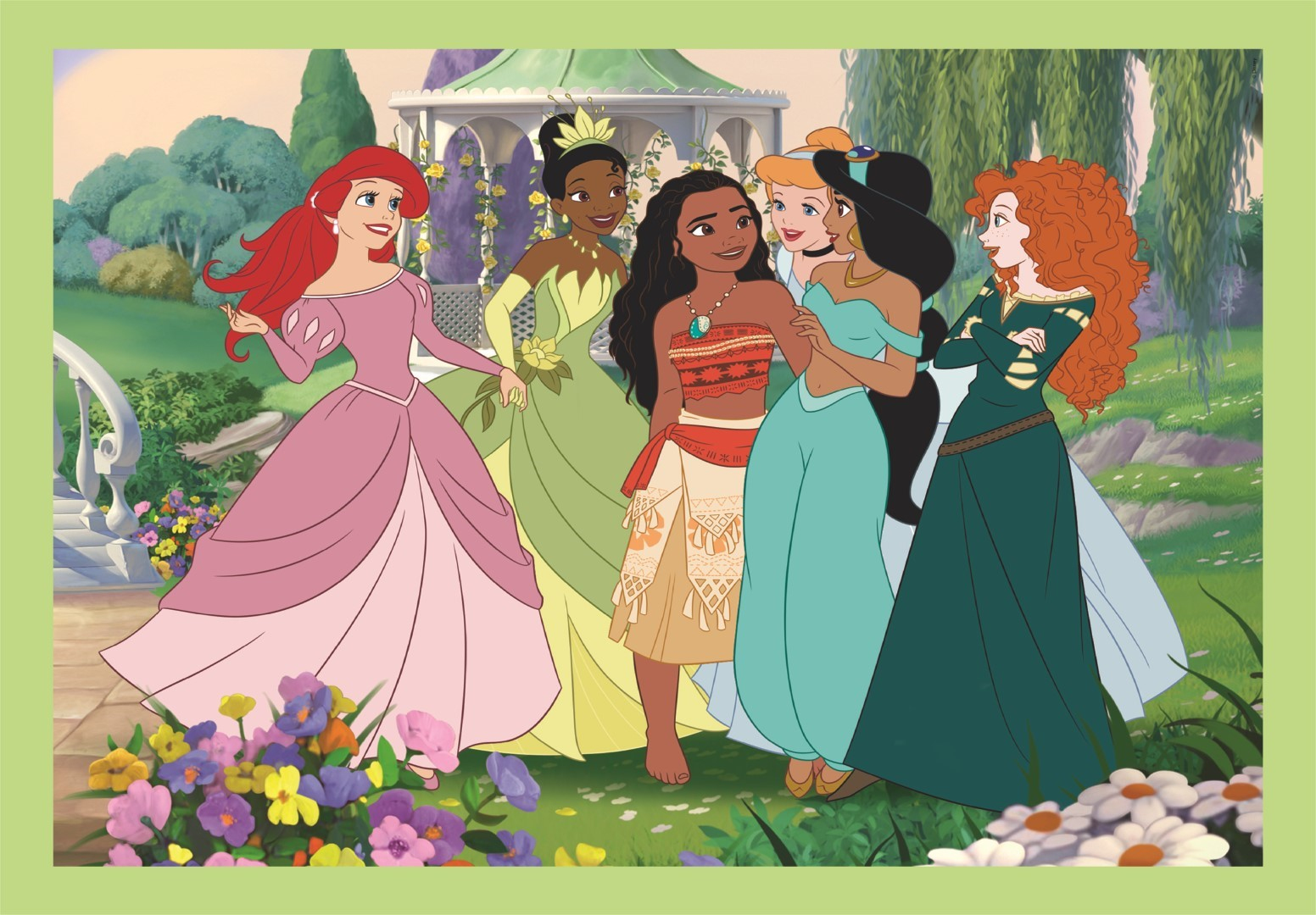 Sześć księżniczek Disneya stoi razem w ogrodzie. Kwiaty i drzewa w tle. Wszystkie się uśmiechają.