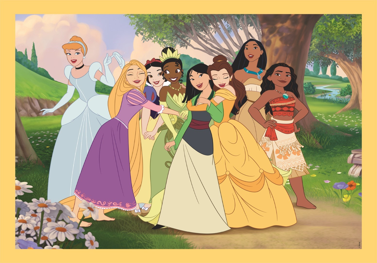 Ilustracja księżniczek Disneya obejmujących się i uśmiechających. Różne księżniczki są pokazane w grupie.