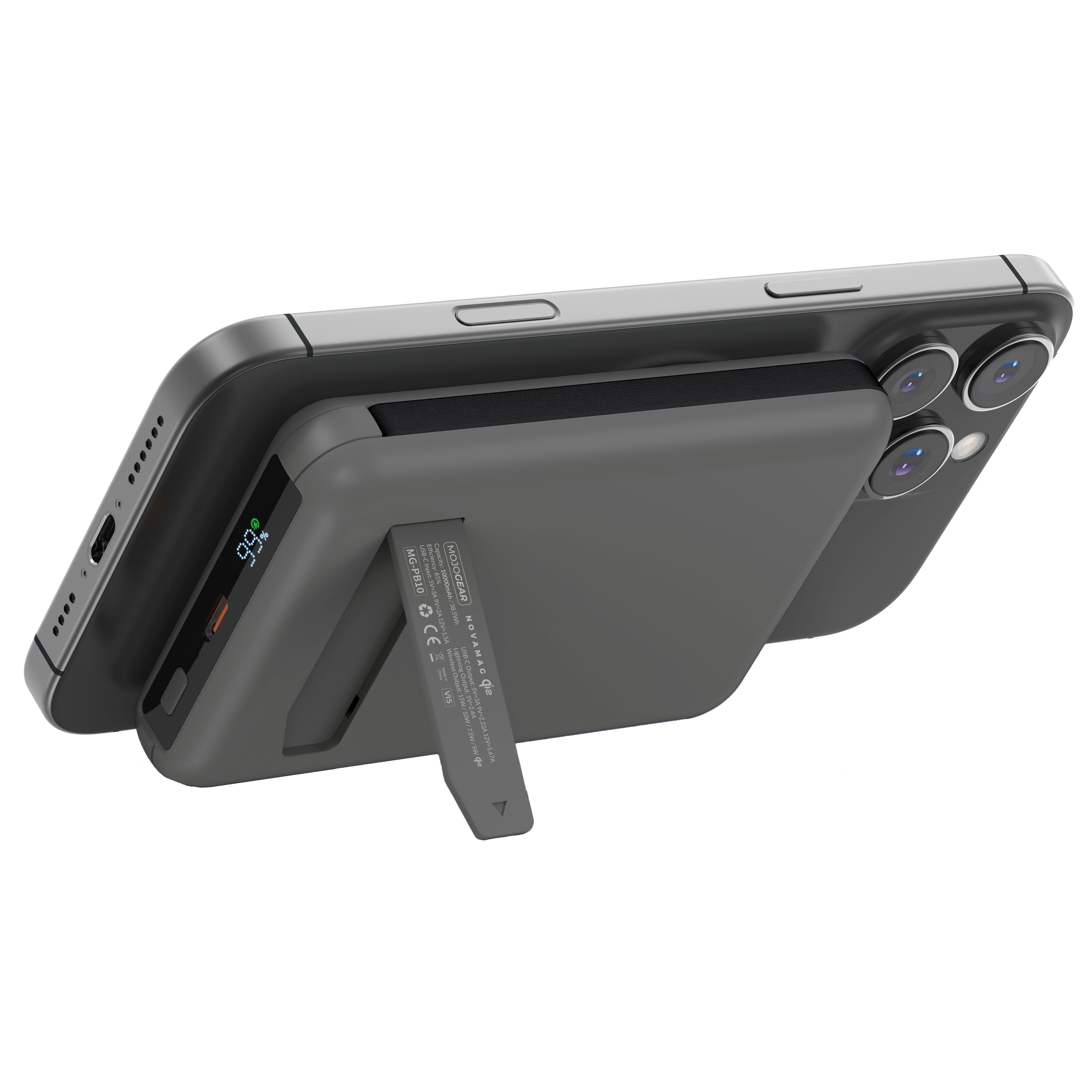Ein schwarzes iPhone mit einer grauen Powerbank, die auf einer weißen Oberfläche steht. Die Powerbank zeigt 99% Ladung an.