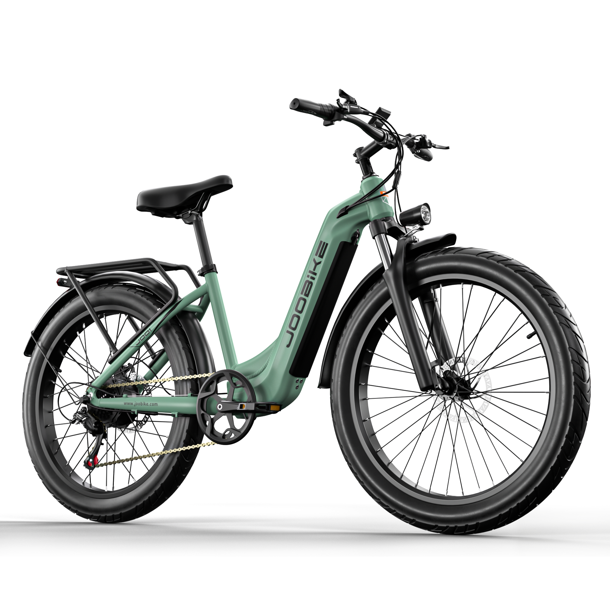 Zielony rower elektryczny z czarnymi oponami i siedzeniem, z bagażnikiem. Marka to JOOSBIKE.