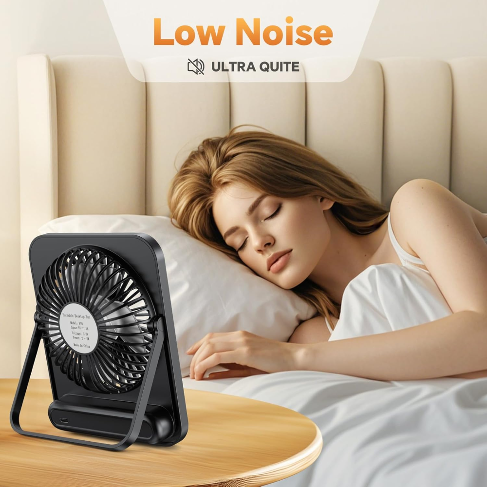 Ein schwarzer tragbarer Ventilator auf einem Tisch neben einem Bett. Eine Frau schläft, Text: 'Low Noise, Ultra Quite'.